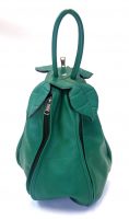 Alice Angevin, Les Sacs à M’Alice Sac à Dos Poire, vachette vert franc mat, devant, dessus Alice Angevin, Les Sacs à M'Alice Sac à Dos Poire, vachette vert franc mat, devant, dessus