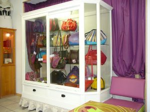 2010 Alice Angevin, L'Atelier des Sacs à M'Alice à Baigorri, boutique vitrine