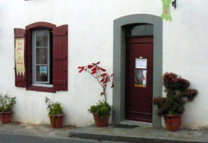 2012 Alice Angevin, L'Atelier des Sacs à M'Alice à La Bastide Clairence devant