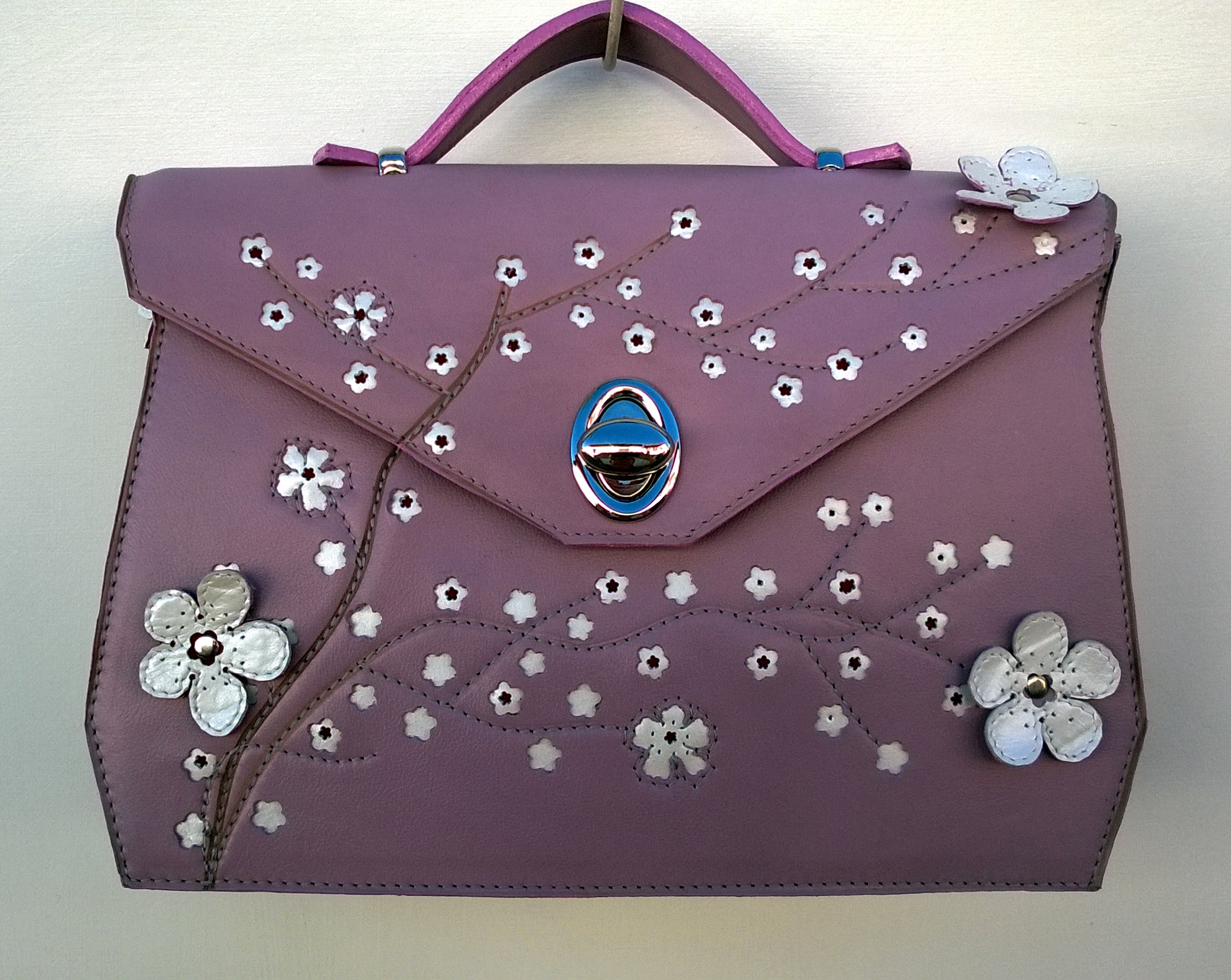 Sac à Main Pti Bakun, Cerises du Japon30x20x9 cm, veaux lilas-rose pleine Fleur ajouré de veau blanc nacré, un peu de nubuck cerise carriat
