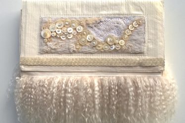 Alice Angevin, Les Sacs à M'Alice, Pochette de Mariage blanche dragon brodé nacre