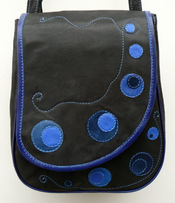 Alice Angevin, Les Sacs à M'Alice, Pochette ronde neuils noir et bleus