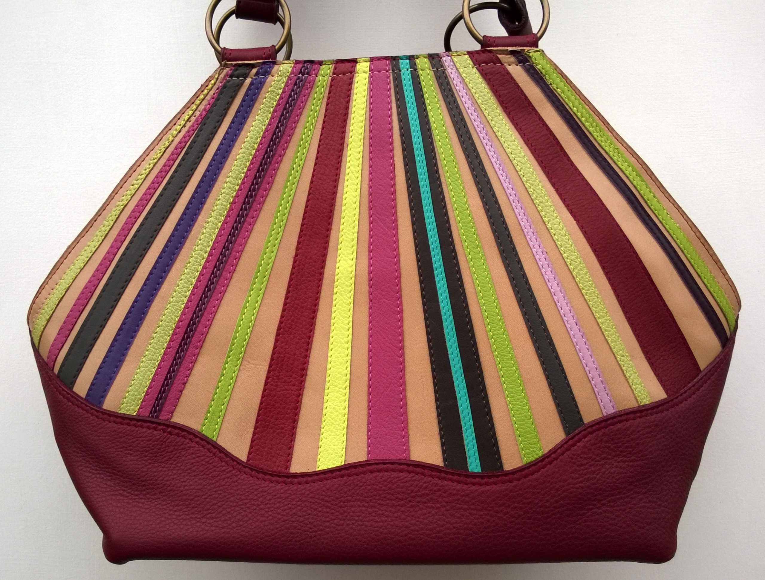Alice Angevin, Les Sacs à M'Alice Sac à Main Elegant Bandes de cuirs parées, rouge bordeaux