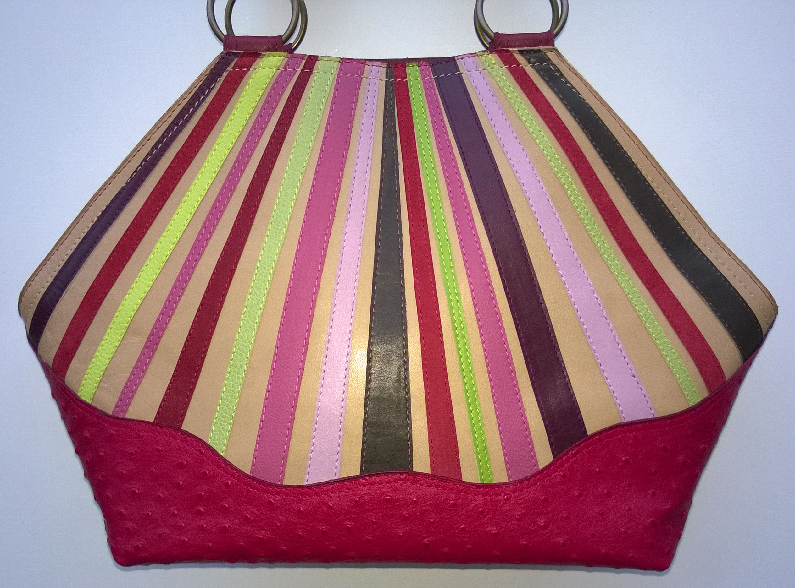 Alice Angevin, Les Sacs à M'Alice Sac à Main Elegant Bandes de cuirs parées, rouge cerise autruche, moka