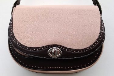 Alice Angevin, Les Sacs à M'Alice Sac à Main Gibecière T1 veau grainé chaire décoré de veau lisse moka, sac fermé, devant.