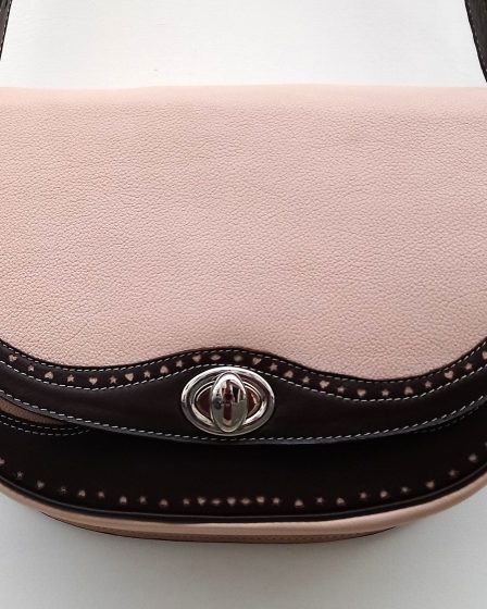 Alice Angevin, Les Sacs à M'Alice Sac à Main Gibecière T1 veau grainé chaire décoré de veau lisse moka, sac fermé, devant.