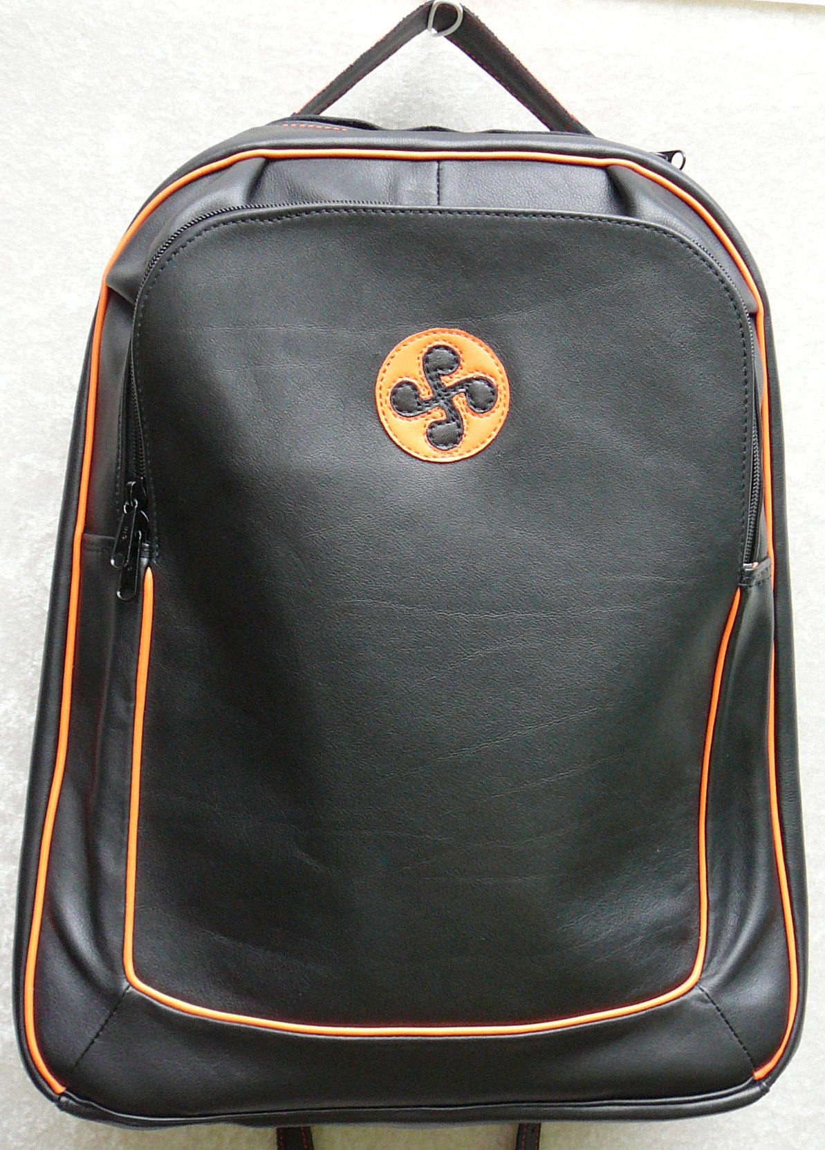 Alice Angevin, Les Sacs à M'Alice Grand Sac à Dos Vachette noire galonnée orange