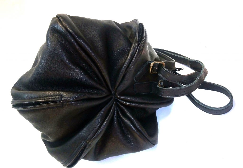 Alice Angevin, Les Sacs à M'Alice Sac à Dos Poire T2, Veau grainé noir, dessous