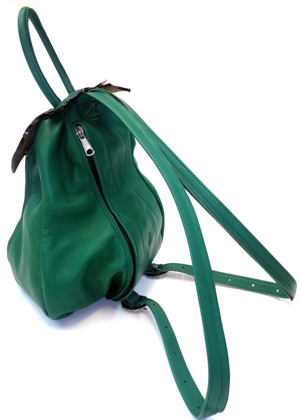 Alice Angevin, Les Sacs à M'Alice Sac à Dos Poire, vachette vert franc mat, dos coté