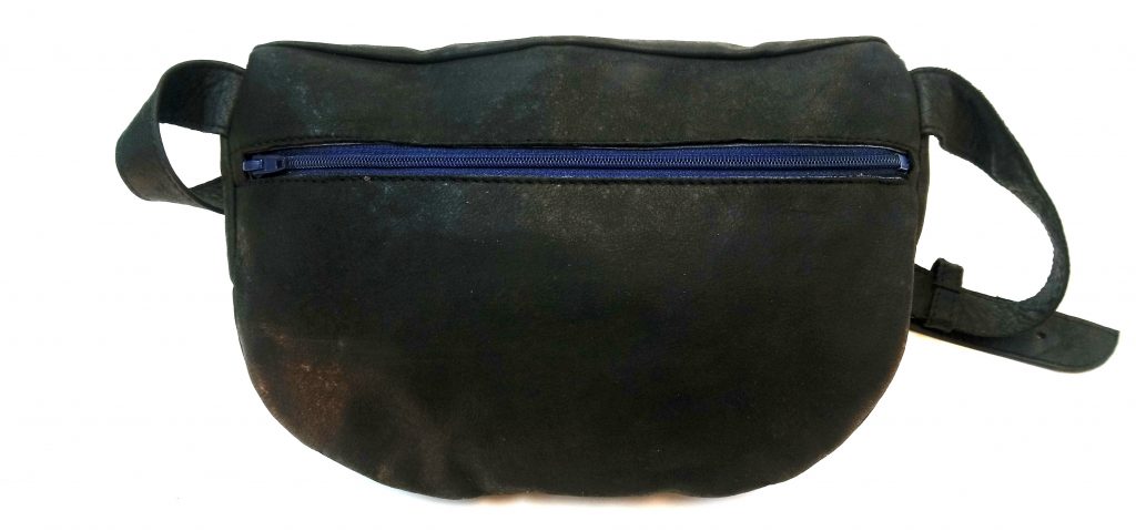 A.A. Les Sacs à M'Alice, Banane 26x20, vachettes noire bordé bleu dos