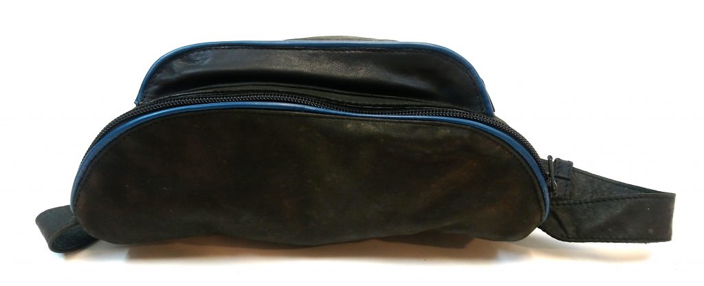 A.A.Les Sacs à M'Alice, Banane 26x20, vachettes noire bordé bleu dessus