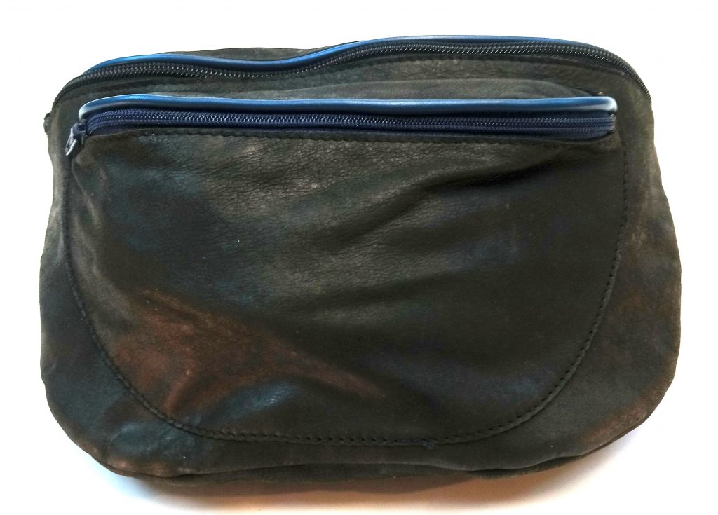 A.A.Les Sacs à M'Alice, Banane 26x20, vachettes noire bordé bleu devant prés