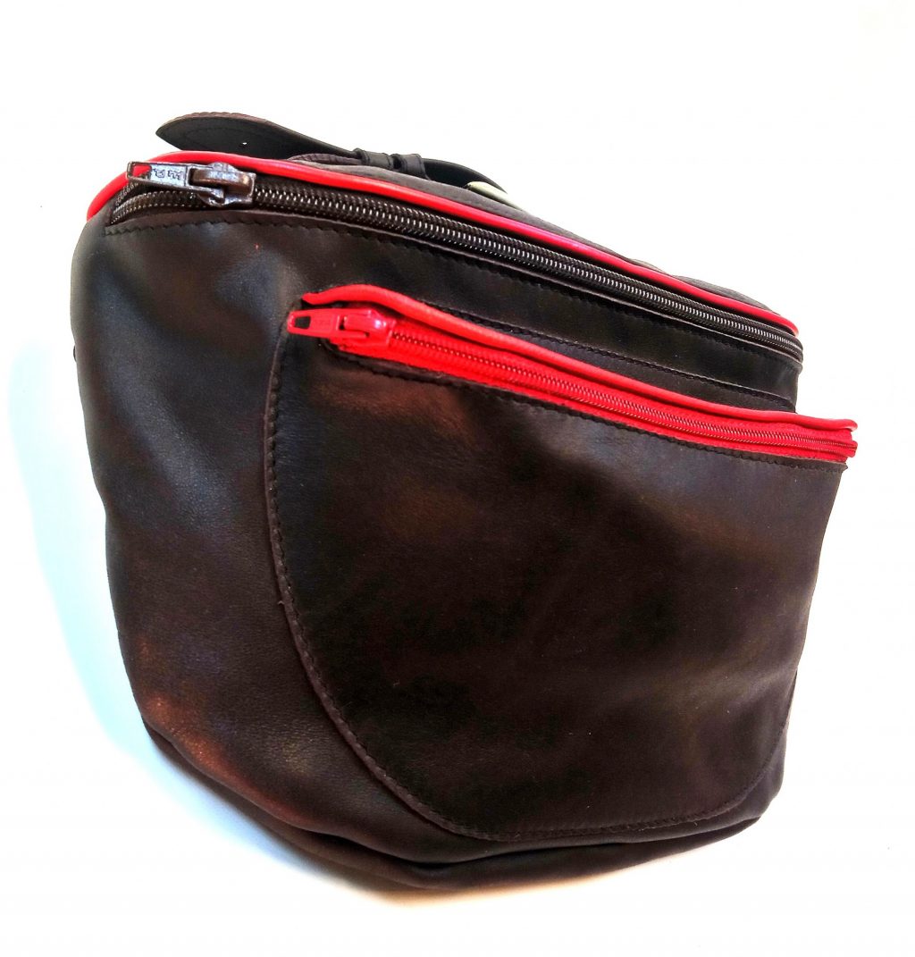 A.A.Les Sacs à M'Alice, Banane 26x20, veaux moka bordé rouge coté