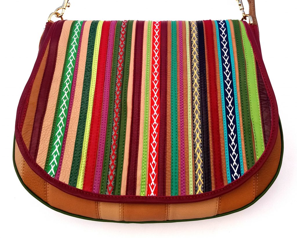 A.A.Les Sacs à M'Alice Sac à Main Gibecière beiges rayé rouge devant près