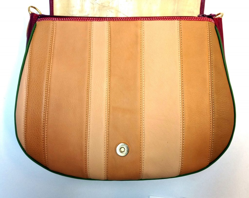 A.A.Les Sacs à M'Alice Sac à Main Gibecière beiges rayé rouge devant près ouvert