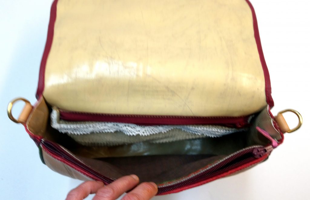 A.A.Les Sacs à M'Alice Sac à Main Gibecière beiges rayé rouge intérieur