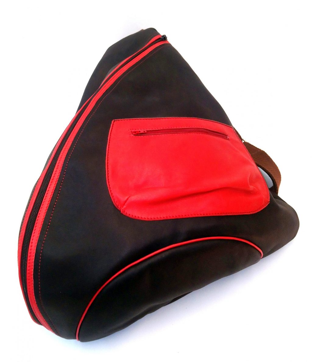 Alice Angevin, Les Sacs à M'Alice Sac Holster T4 Moka, bordé rouge, devant couché
