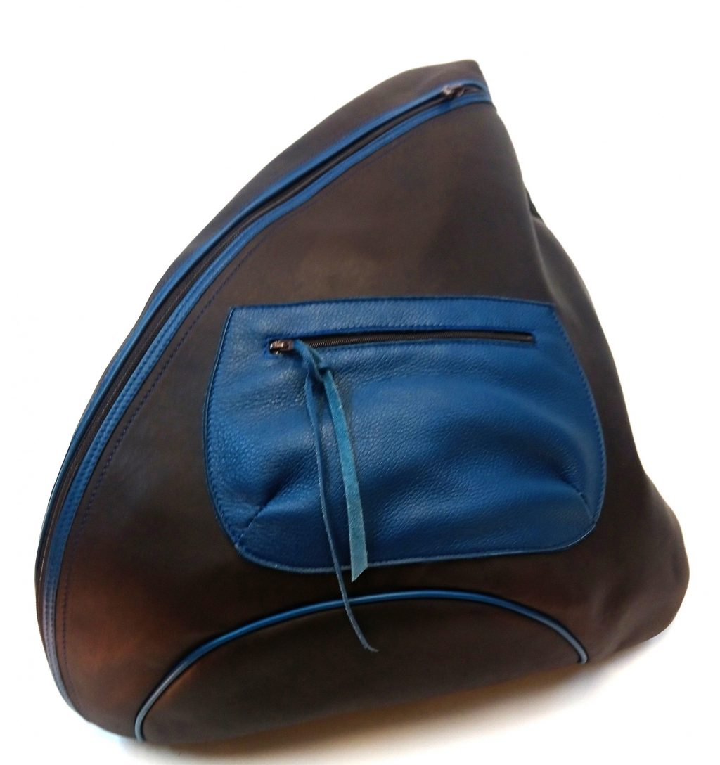 Alice Angevin, Les Sacs à M'Alice Sac Holster T4 Vachettes noire bordé bleu, devant 2