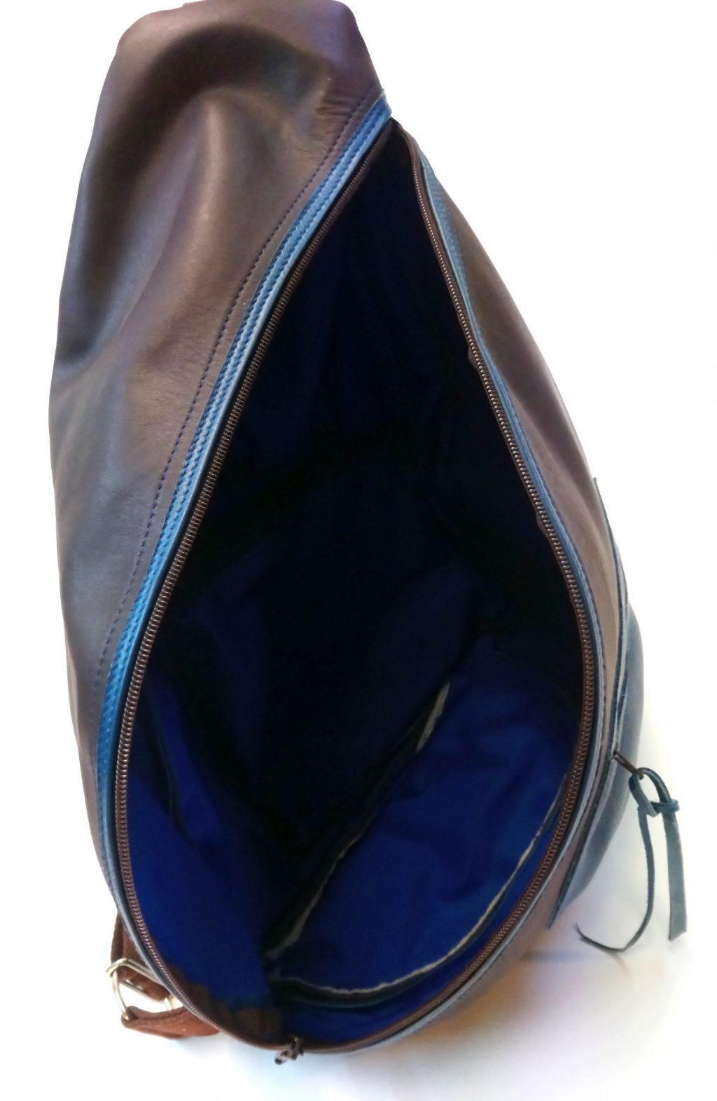 Alice Angevin, Les Sacs à M'Alice Sac Holster T4 Vachettes noire bordé bleu, devant ouvert