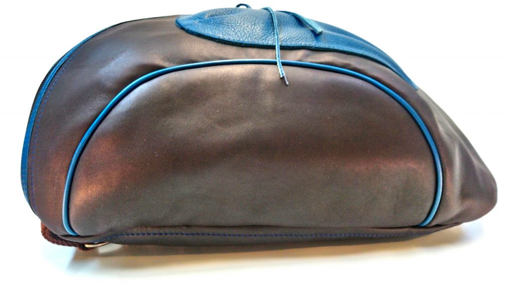 Alice Angevin, Les Sacs à M'Alice Sac Holster T4 Vachettes noire bordé bleu, dessous