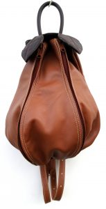 Alice Angevin, Les Sacs à M'Alice Sac à Dos Poire Cognac, devant