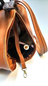 Alice Angevin, Les Sacs à M'Alice Sac à Dos Poire Cognac poche intérieure dos