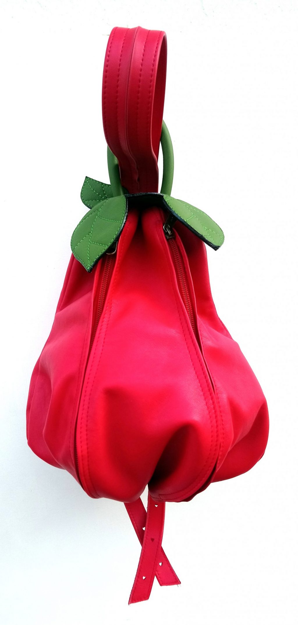 Alice Angevin, Les Sacs à M'Alice Sac à Dos Poire Rouge devant