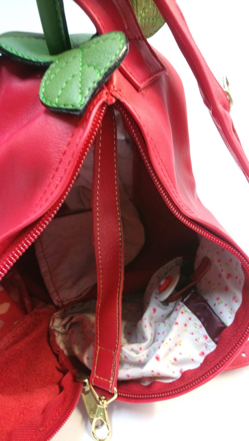 Alice Angevin, Les Sacs à M'Alice Sac à Dos Poire Rouge poche dans le dos et lacet