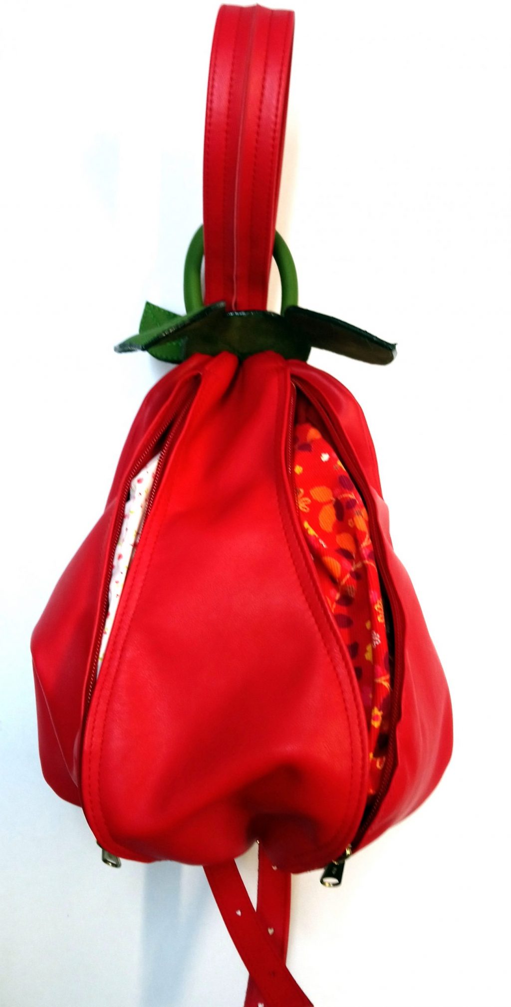 Alice Angevin, Les Sacs à M'Alice Sac à Dos Poire Rouge poches devant