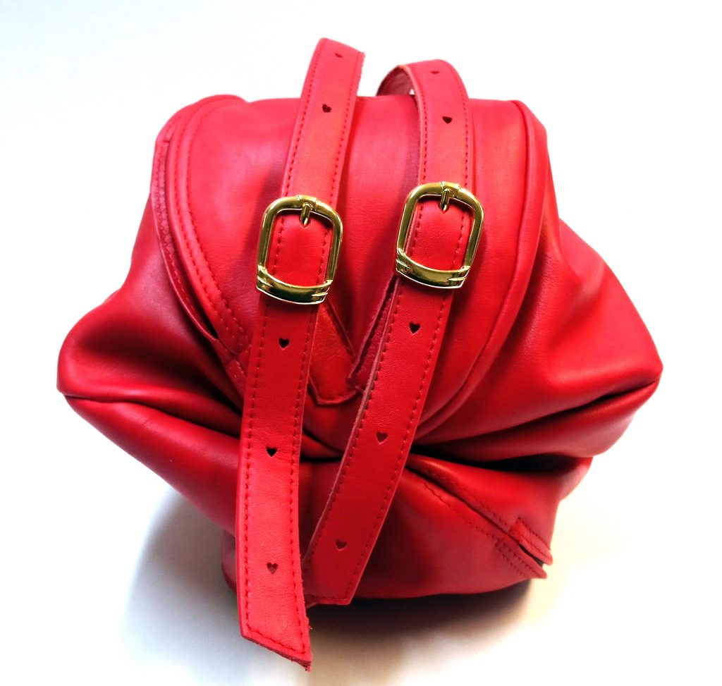 Alice Angevin, Les Sacs à M'Alice Sac à Dos Poire Rouge, dessous
