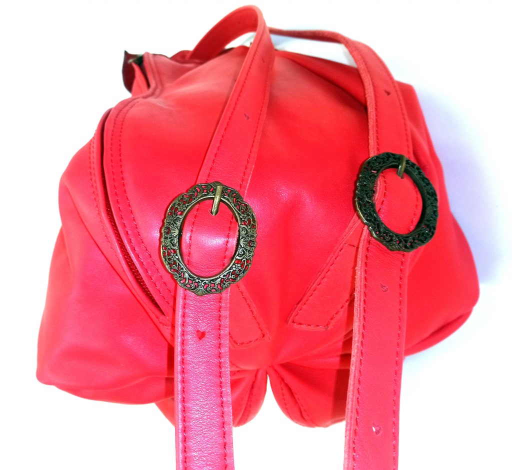 Alice Angevin, Les Sacs à M'Alice Sac à Dos Poire, Veau rouge vermillon, boucles dessous