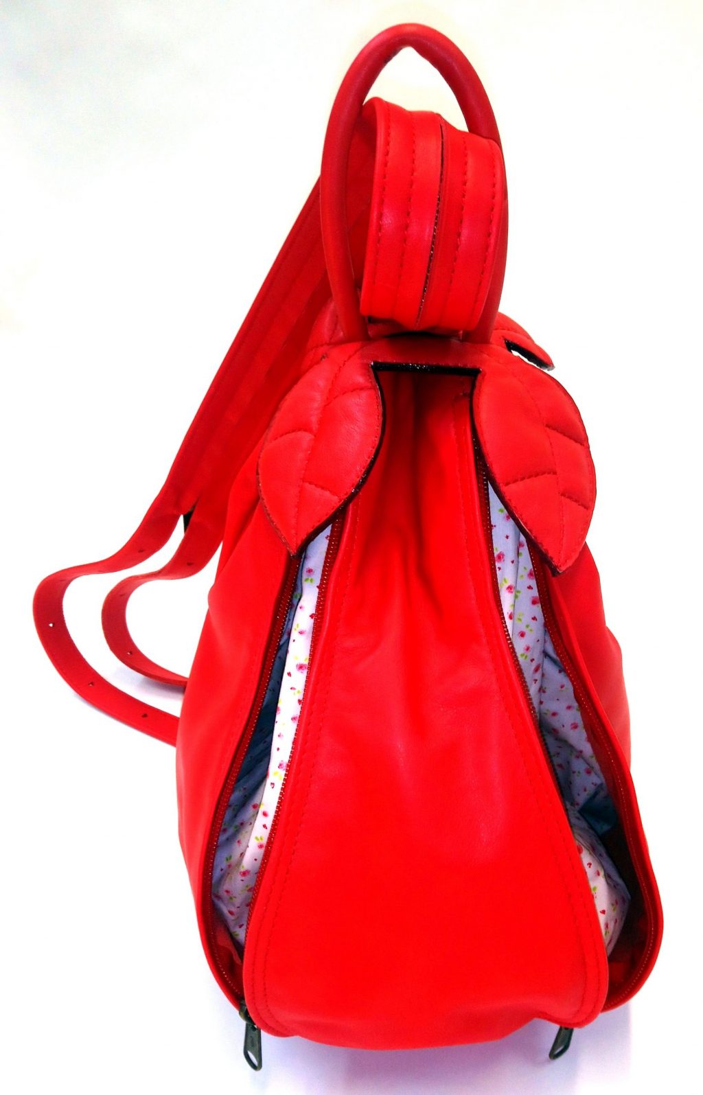 Alice Angevin, Les Sacs à M'Alice Sac à Dos Poire, Veau rouge vermillon, poches devant