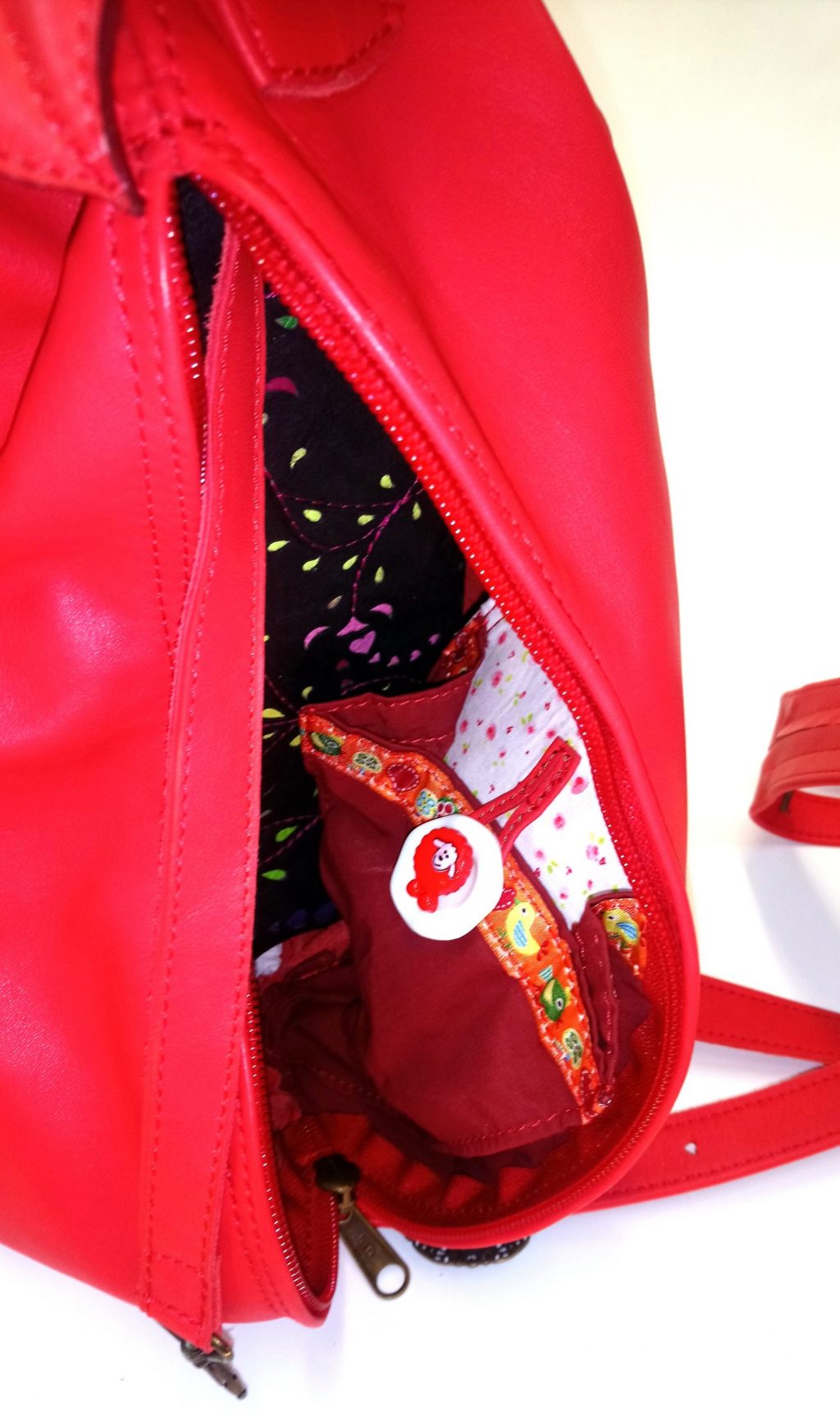 Alice Angevin, Les Sacs à M'Alice Sac à Dos Poire, Veau rouge vermillon, poche dos