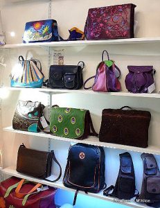2012 Alice Angevin, L'Atelier des Sacs à M'Alice à La Bastide Clairence boutique étagere droite