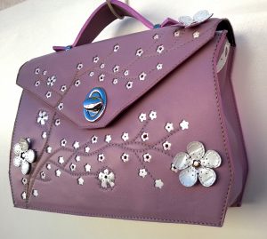Alice Angevin, Les Sacs à M'Alice, Sac à Main Pti Bakun, Cerises du Japon, veaux lilas-rose pleine Fleur ajouré de veau blanc nacré, un peu de nubuck cerise carriat