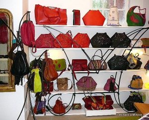 Alice Angevin, L'Atelier des Sacs à M'Alice à La Bastide Clairence boutique étagere face
