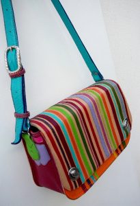 Alice Angevin, Les Sacs à M'Alice Sac à main Gibecière Herria Bandes de Cuir, devant coté gauche