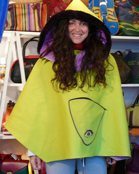 Alice Angevin, Les Sacs à M'Alice Vêtement poncho veau anis, de face