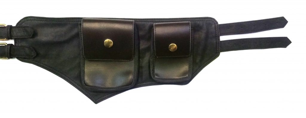 A.A. Les Sacs à M'Alice, Ceinture à poches Inasku marron lisse coté droit