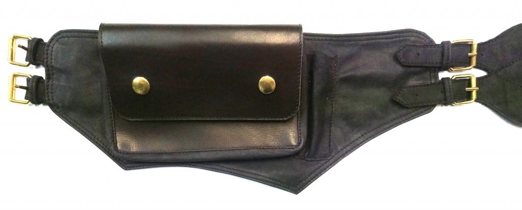 A.A. Les Sacs à M'Alice, Ceinture à poches Inasku marron lisse gauche