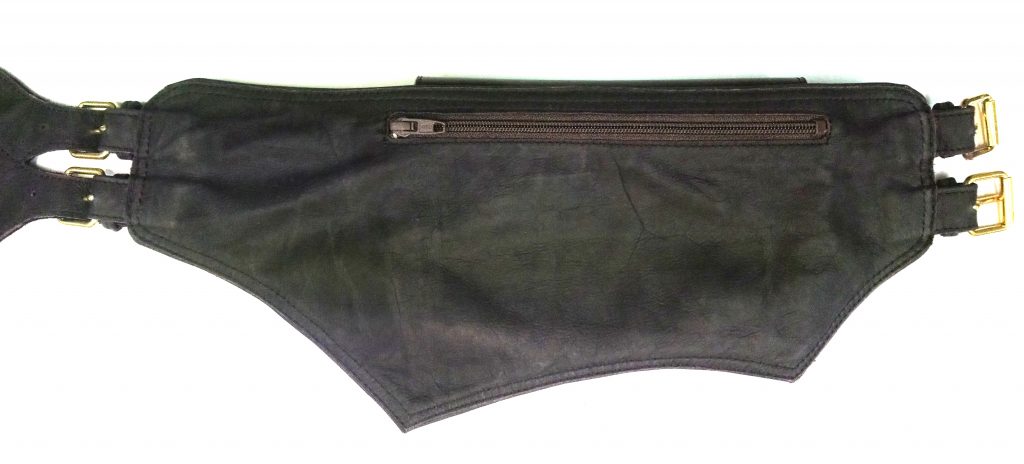 A.A. Les Sacs à M'Alice, Ceinture à poches Inasku marron zip coté gauche