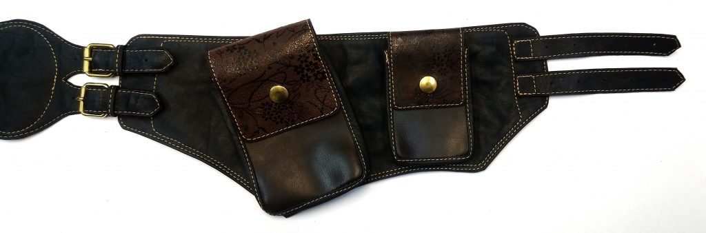 A.A. Les Sacs à M'Alice, Ceinture à poches Inasku marrons fougère coté droit