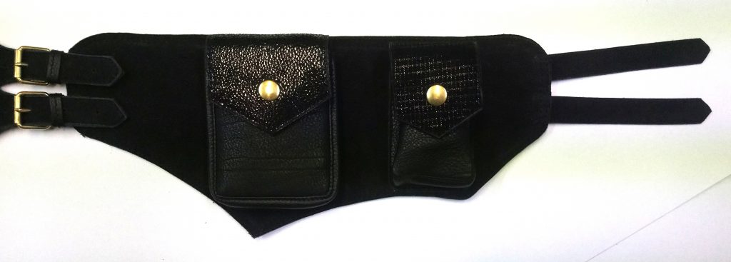 A.A. Les Sacs à M'Alice, Ceinture à poches Inasku veau noir et fantaisie coté droit