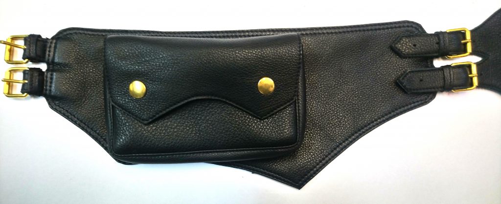 A.A. Les Sacs à M'Alice, Ceinture à poches Inasku veau noir grainé coté gauche