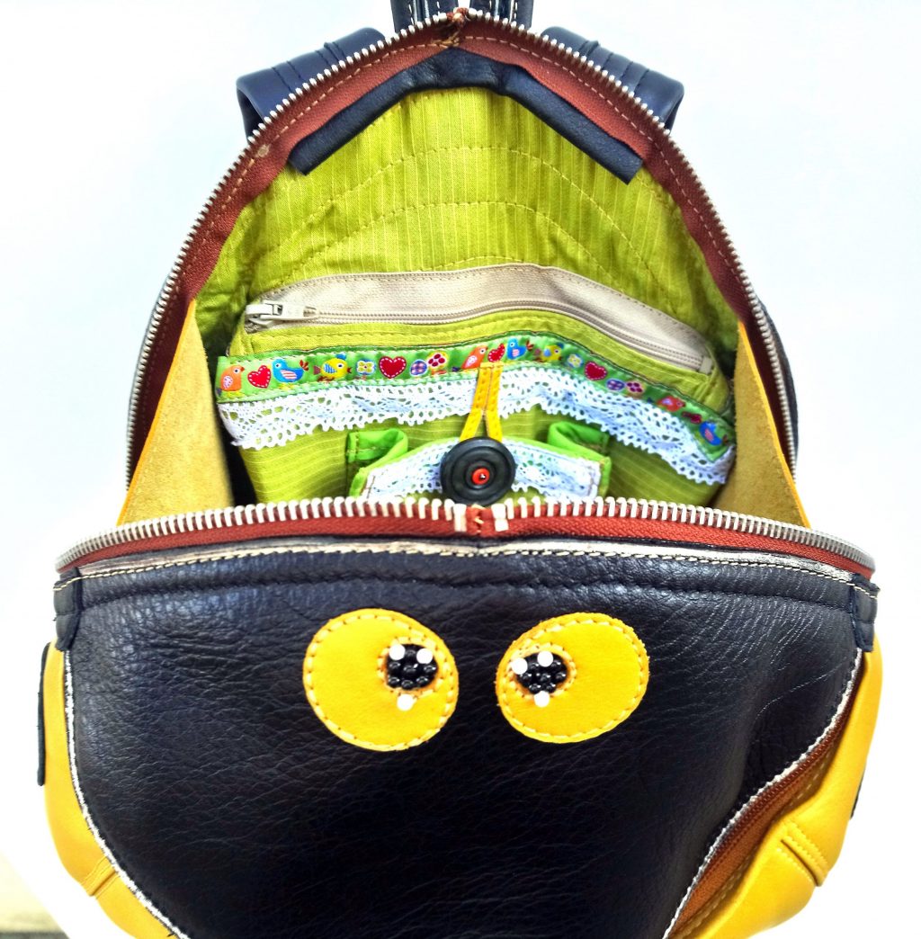 A.A. Les Sacs à M'Alice Sac à dos Coccinelle jaune dessus ouvert