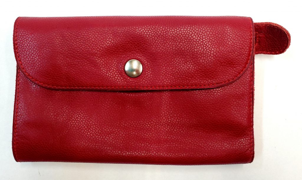A.A.Les Sacs à M'Alice, Compagnon de voyage Rouge devant fermé