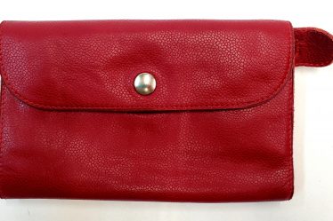 A.A.Les Sacs à M'Alice, Compagnon de voyage Rouge devant fermé