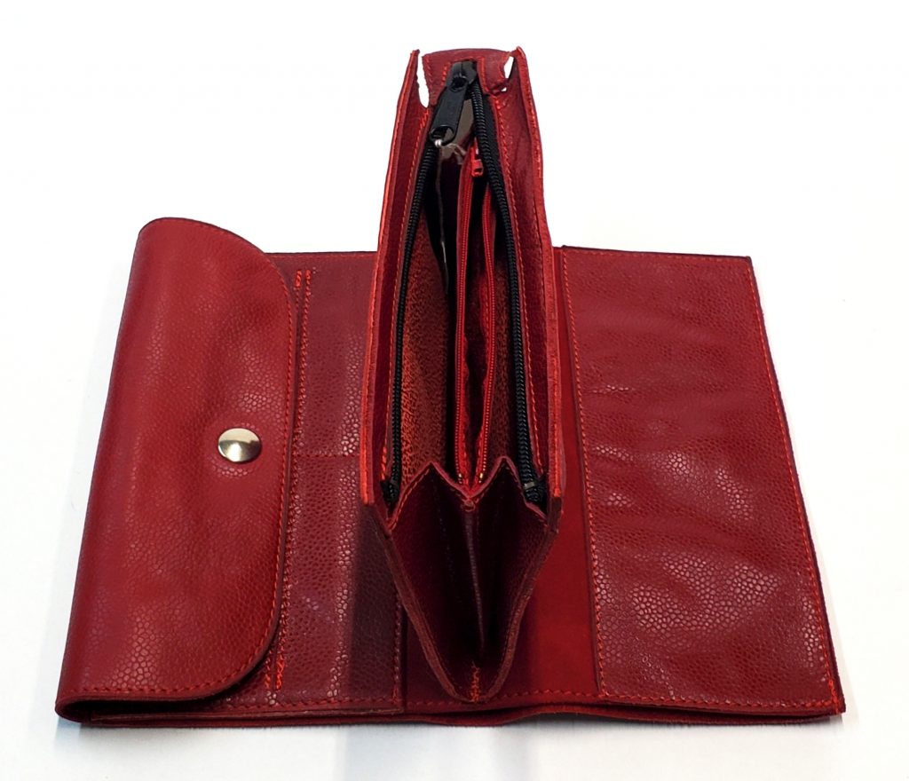 https://www.lessacsamalice.com/wp-content/uploads/2022/11/A.A.Les-Sacs-a-MAlice-Compagnon-de-voyage-Rouge-ouvert-dessus.jpg