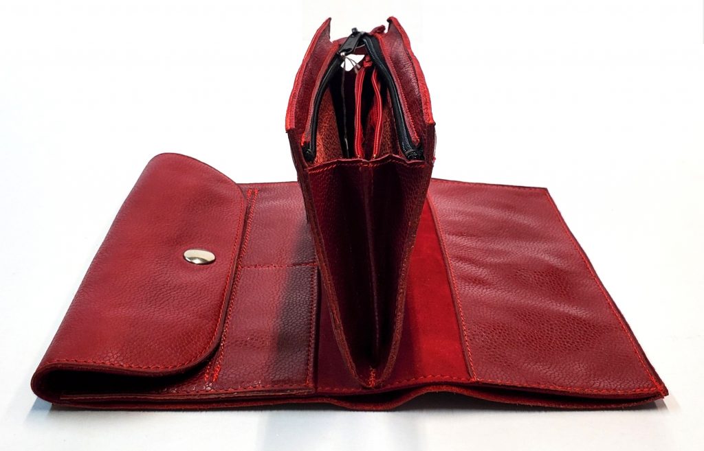 A.A.Les Sacs à M'Alice, Compagnon de voyage Rouge profil dessus