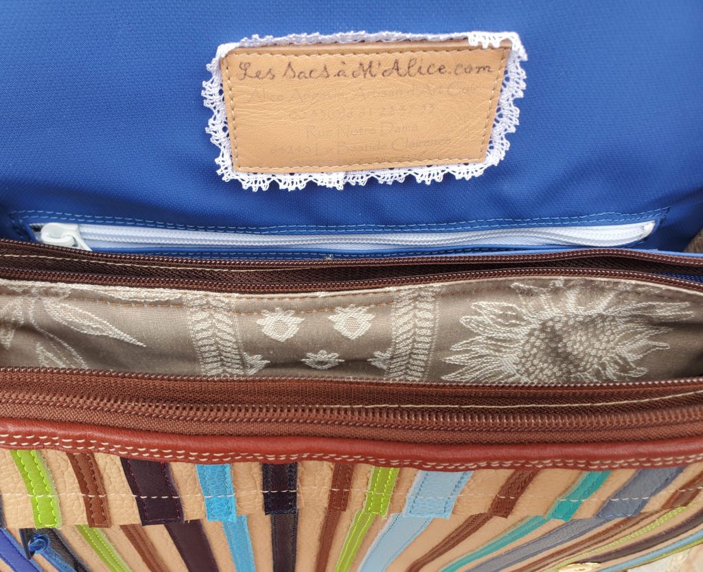Les Sacs à M'Alice.A.A.Besace rayé bleu bordé marron, 30x24x12 cm, détail doublure près